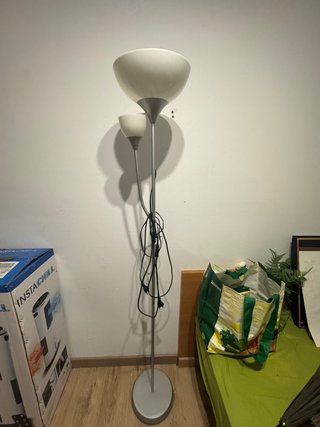 Lámpara de pie Ikea gris y blanca