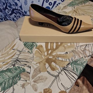 Zapatos de tacón beige y marrón