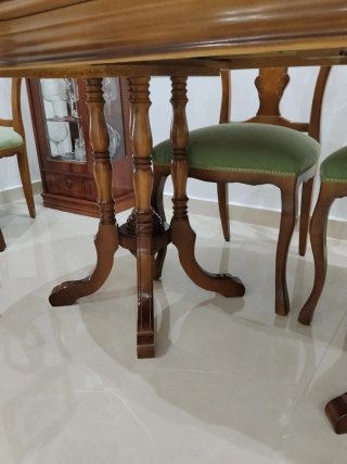 Mesa comedor madera y sillas verdes