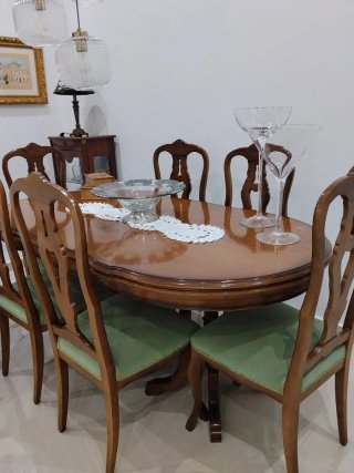 Mesa comedor madera y sillas verdes