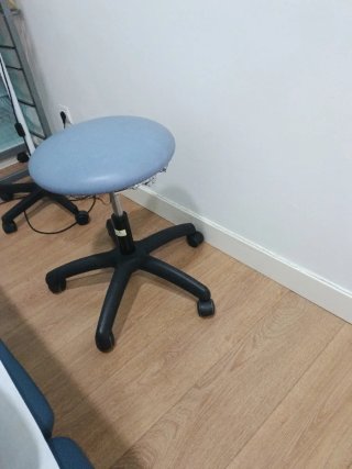 Taburete giratorio con ruedas