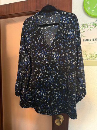 Camisa estampada flores azules