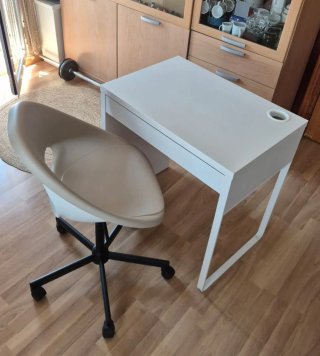 Escritorio blanco con silla