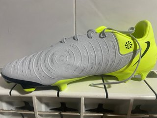 Botas de fútbol Nike grises y fluor