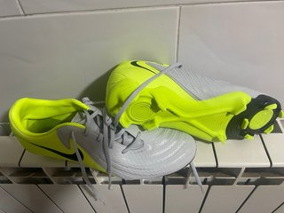 Botas de fútbol Nike grises y fluor