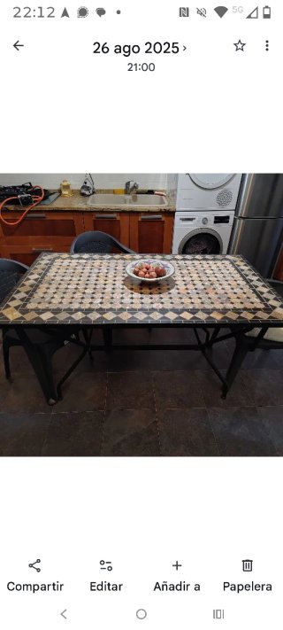 Mesa de mosaico de piedra y metal
