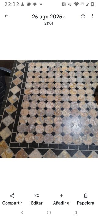 Mesa de mosaico de piedra y metal