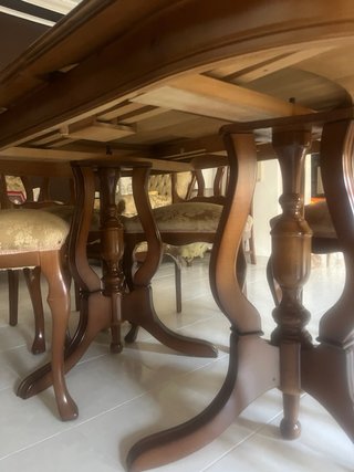 Mesa de comedor clásica de madera