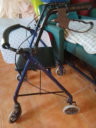 Andador azul con asiento y ruedas