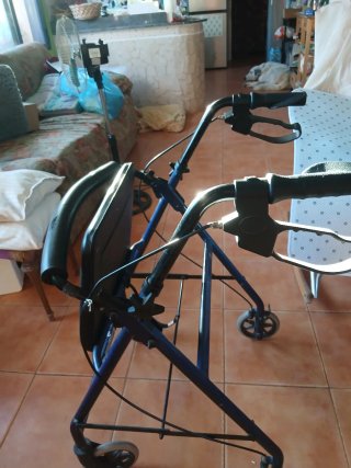 Andador azul con asiento y ruedas