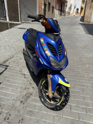 Yamaha Aerox Azul con pegatinas The Doctor