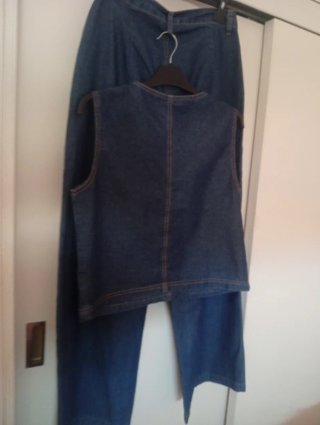 Pantalón ancho y chaleco vaquero