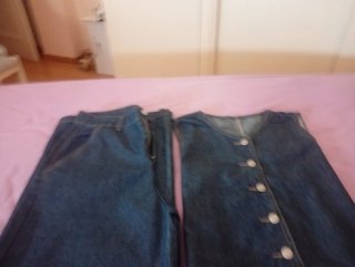 Pantalón ancho y chaleco vaquero