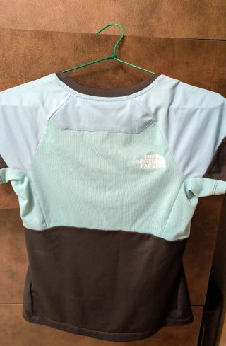 Camiseta de mujer The North Face azul y negra.