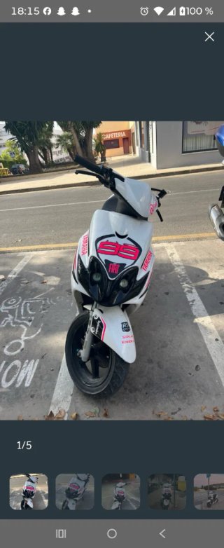 Moto Yamaha Scooter Blanca y Rosa
