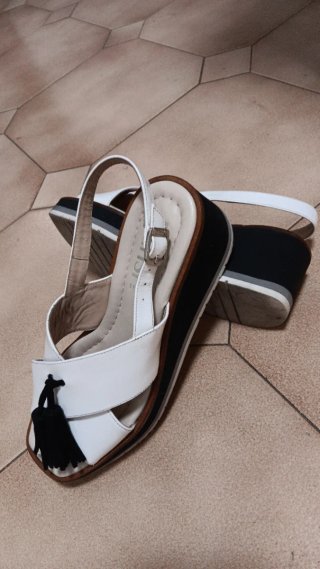 Sandalias cuña blancas y negras Talla 38