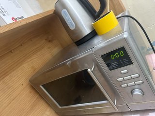 Microondas y pava eléctrica