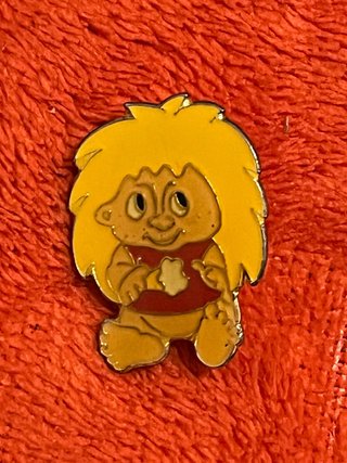 Pin Troll Amarillo y Rojo