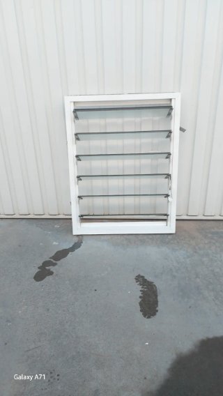 Ventana aluminio con cristales 60 por 77.5