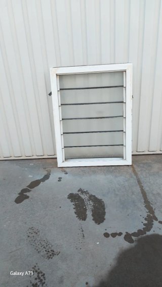 Ventana aluminio con cristales 60 por 77.5