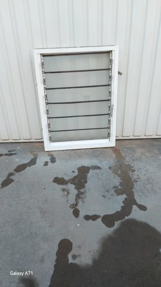 Ventana aluminio con cristales 60 por 77.5