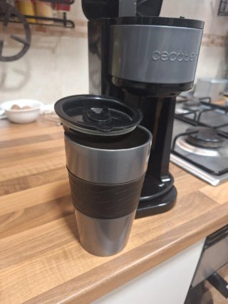 Cafetera Cecotec pequeña con vaso