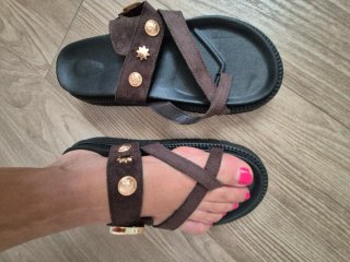 Sandalias Marrones con Detalles Dorados