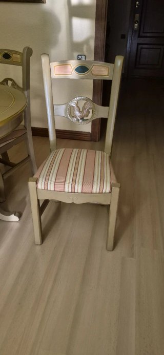 Mesa, 4 Sillas, Aparador y Lámpara