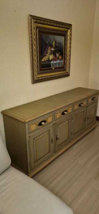 Mesa, 4 Sillas, Aparador y Lámpara