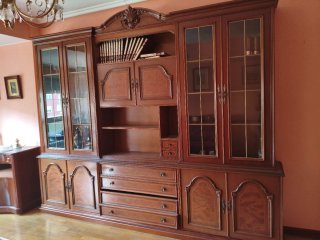 Mueble de salón de madera y cristal