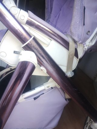 Carrito de bebé morado