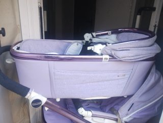Carrito de bebé morado