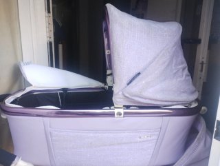 Carrito de bebé morado