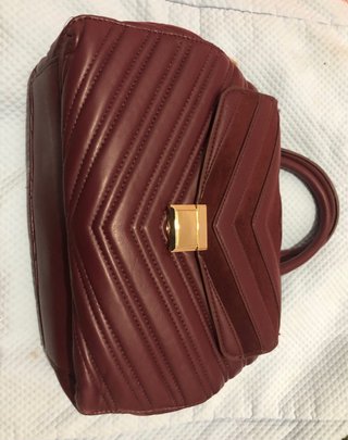 Bolso de mano burdeos con detalles dorados