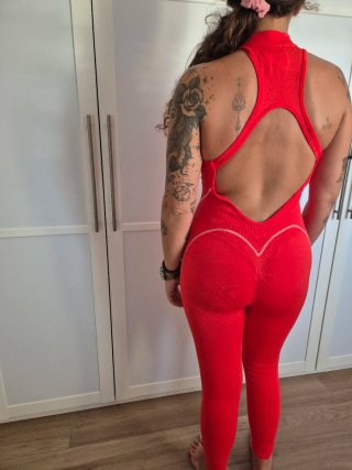 Mono deportivo rojo
