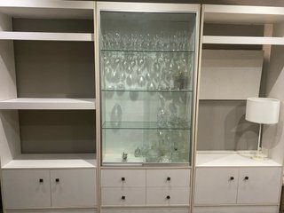 Mueble modular blanco con vitrina