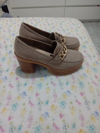 Tacones beige con cadena dorada Talla 39