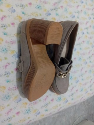 Tacones beige con cadena dorada Talla 39