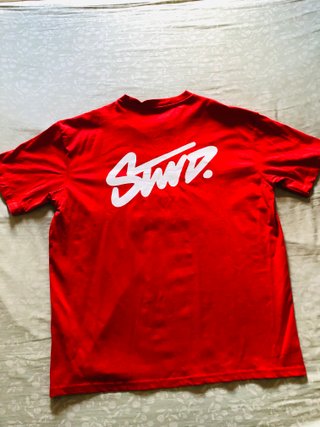 T-shirt STWD Vermelha com Pormenores Brancos