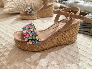 Sandalias cuña Alma en Pena multicolor