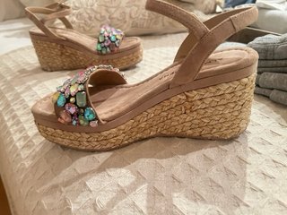 Sandalias cuña Alma en Pena multicolor