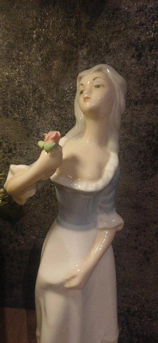 Figura de porcelana mujer con flor