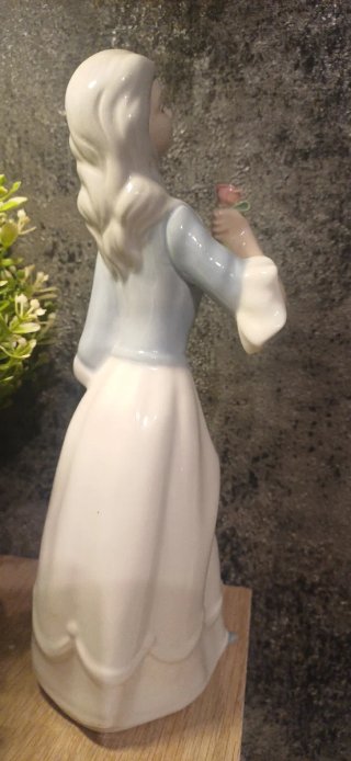 Figura de porcelana mujer con flor