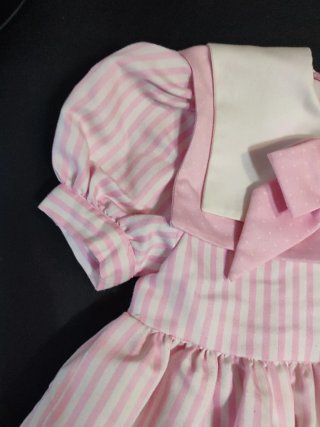 Vestido rosa a rayas para niña