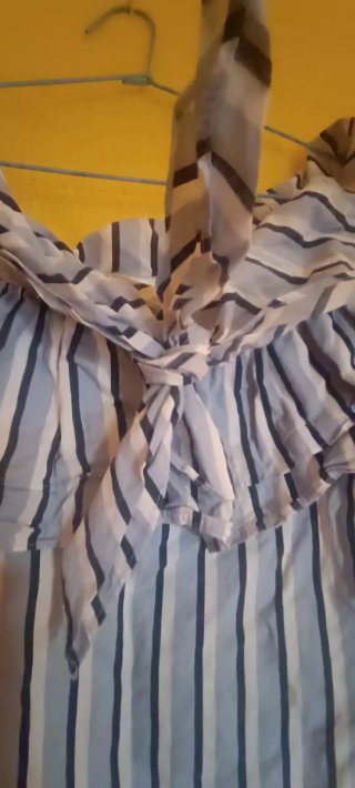 Blusa de rayas azul y blanca con volantes