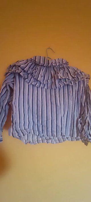 Blusa de rayas azul y blanca con volantes