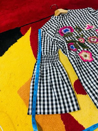 Blusa cuadros flores bordadas
