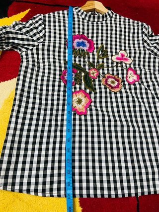 Blusa cuadros flores bordadas