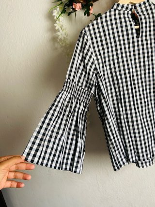 Blusa cuadros flores bordadas