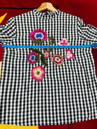 Blusa cuadros flores bordadas